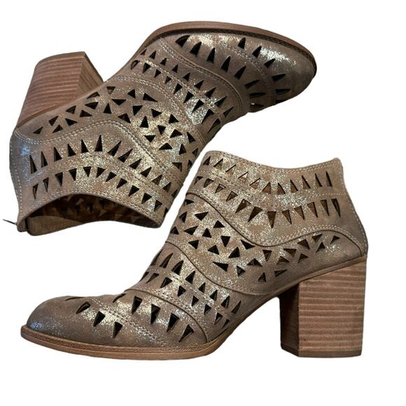 Sofft Women’s Size 9 Gold Perforated Chunky Heel Bootie Zip Back - Picture 1 of 8